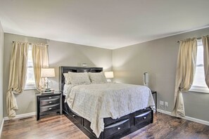 3 bedrooms, iron/ironing board, bed sheets - Buffalo Getaway w/ Charcoal Grill & Patio! (Buffalo)