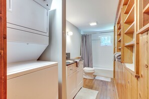 Interior - Peaceful Traverse City Cabin ~ 16 Mi to Dtwn! (Traverse City)