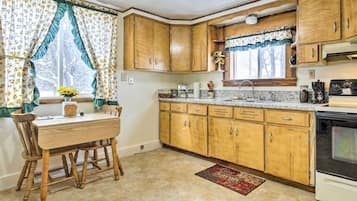House (1 Bedroom) | Private kitchen | Microwave, oven, stovetop, cookware/dishes/utensils