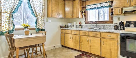 House (1 Bedroom) | Private kitchen | Microwave, oven, stovetop, cookware/dishes/utensils