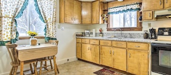 Cozy Chassell House - 10 Mi to Portage Lake!