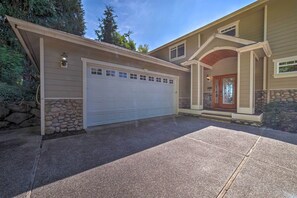 House (5 Bedrooms) | Interior - Spacious Lake Stevens Home w/ Fire Pit, Patio (Lake Stevens)