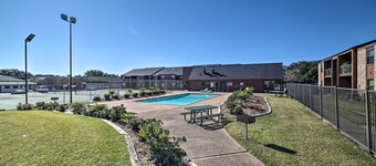 Game Day Retreat: Pool Access, 2 Mi to Texas A & M
