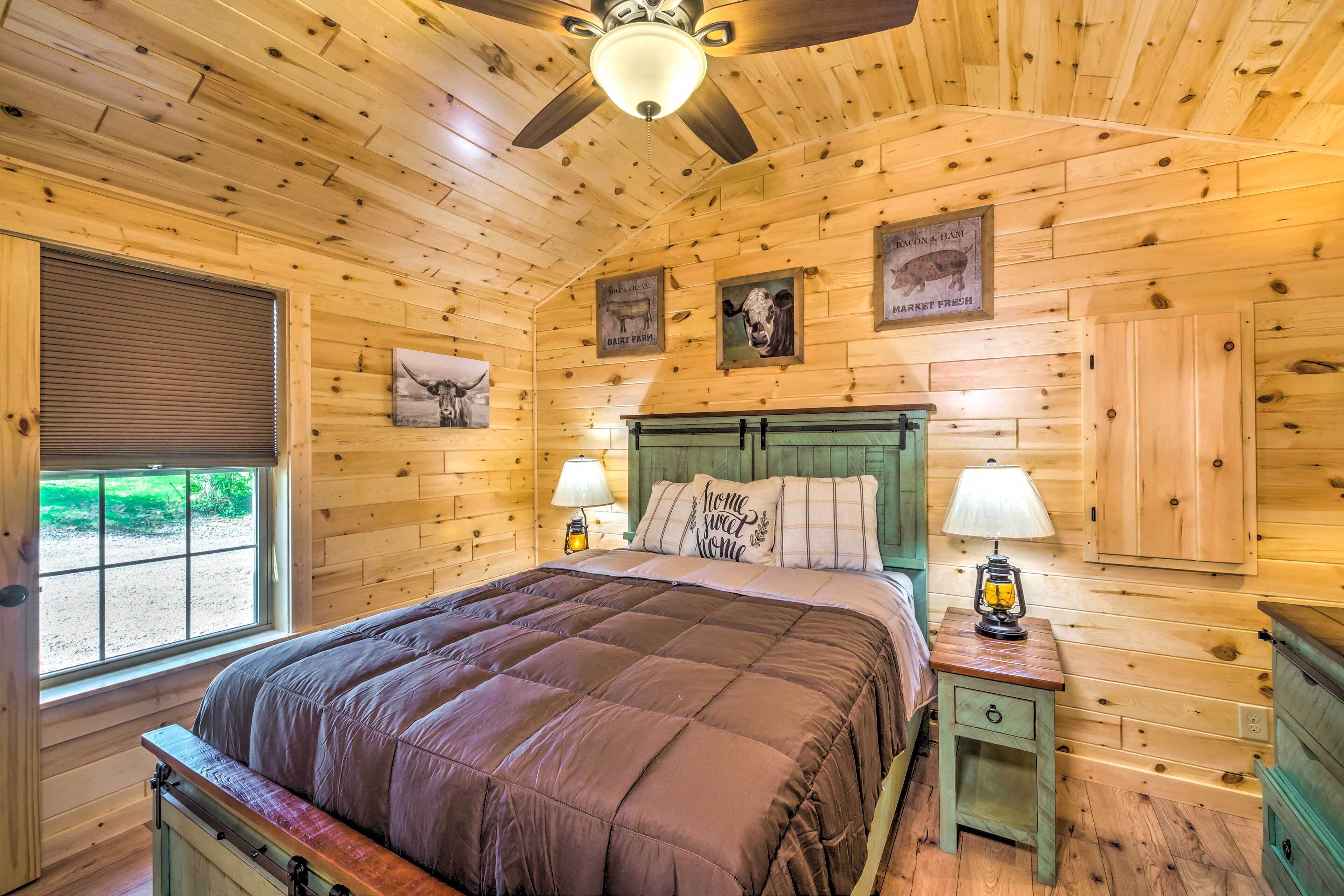 2 phòng ngủ, bàn, khu vực làm việc phù hợp cho laptop 