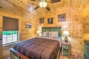 2 soverom, skrivebord, skrivebord for bærbar PC og strykejern/-brett