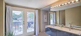 Charming Montrose Townhome With Private Pool!