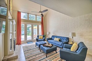 Apartment (2 Bedrooms) | Interior - Charming Montrose Townhome With Private Pool! (Houston)