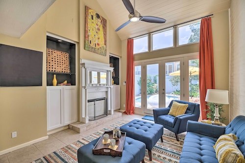 Private Pool: Charming Townhome 5 Mi to Nrg!