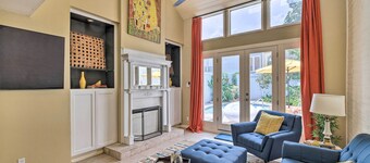 Private Pool: Charming Townhome 5 Mi to Nrg!