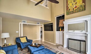 Apartment (2 Bedrooms) | Interior - Charming Montrose Townhome With Private Pool! (Houston)