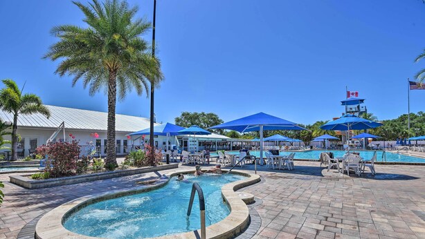 A pool area with a hot tub, lounge chairs, and umbrellas. - Sarasota Home w/ Full Resort Amenity Access! (Sarasota)