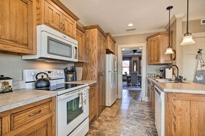 House (3 Bedrooms) | Interior - Pet-friendly Home: Grill & Fire Pit in Manhattan (Manhattan)