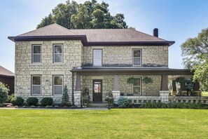 House (3 Bedrooms) | Interior - Pet-friendly Home: Grill & Fire Pit in Manhattan (Manhattan)