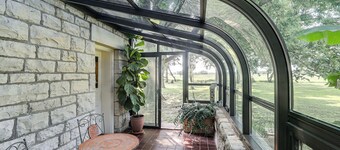 Pet-friendly Home: Grill & Fire Pit in Manhattan