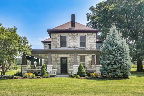 Pet-friendly Home: Grill & Fire Pit in Manhattan