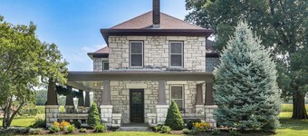 Pet-friendly Home: Grill & Fire Pit in Manhattan