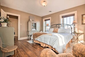 House (3 Bedrooms) | Interior - Pet-friendly Home: Grill & Fire Pit in Manhattan (Manhattan)