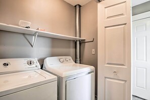 House (3 Bedrooms) | Interior - Pet-friendly Home: Grill & Fire Pit in Manhattan (Manhattan)