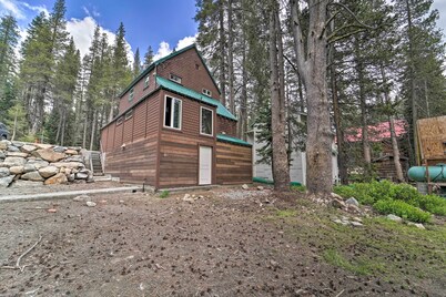 Half-mi to Trails: Rustic Soda Springs Cabin!