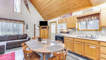 House (3 Bedrooms) | Interior