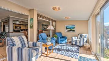 Televisión y chimenea