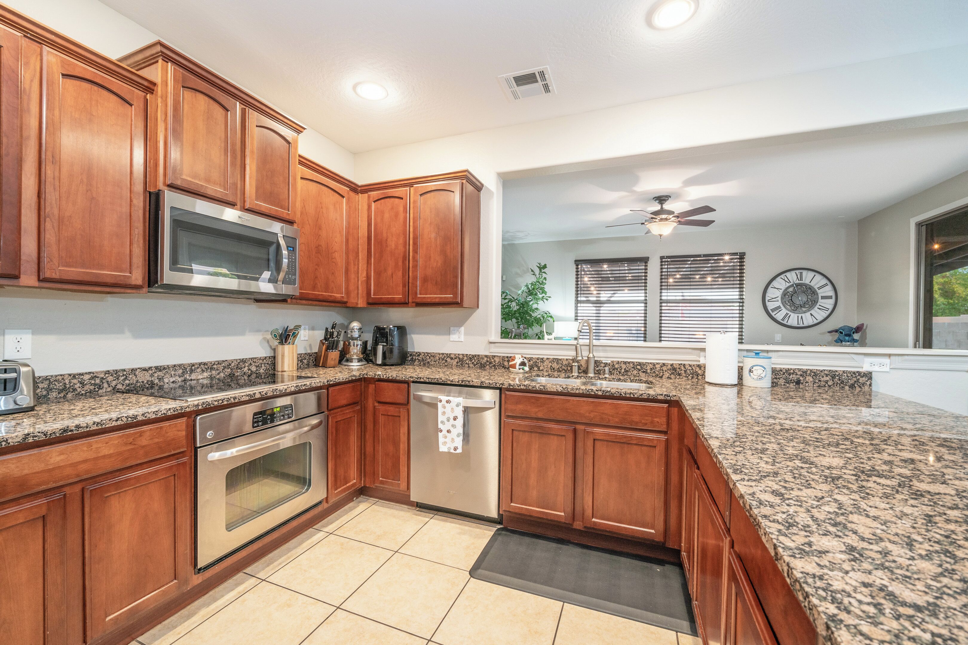 House (5 Bedrooms) | Interior