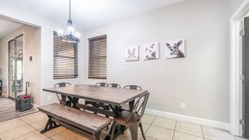 House (5 Bedrooms) | Interior