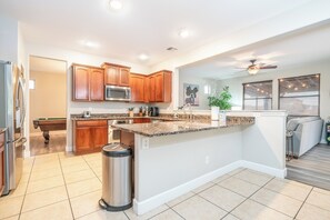 House (5 Bedrooms) | Interior