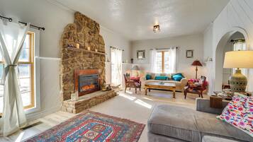 Cottage (4 Bedrooms) | Living area | Fireplace, books