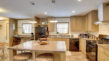 House (3 Bedrooms) | Interior