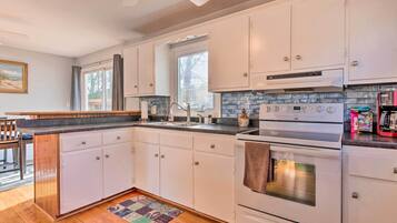 Microwave, oven, stovetop, cookware/dishes/utensils