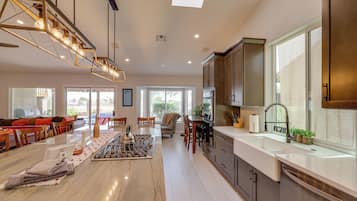 House (5 Bedrooms) | Interior