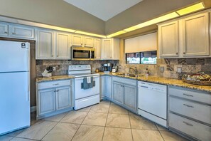 Private kitchen - Havasu Vacation Rental w/ Private Pool & Hot Tub! (Lake Havasu City)