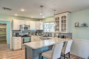 Microwave, oven, stovetop, dishwasher - Modern Mesa Home w/ Patio: 8 Mi to Sloan Park (Mesa)