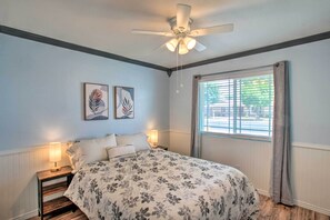 2 soverom, strykejern/-brett og sengetøy