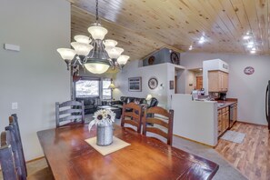 Dining - Relaxing Cabin w/ 2 Decks Near Fool Hollow Lake! (Show Low)