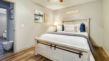 4 camere, postazione laptop, ferro/asse da stiro, lenzuola