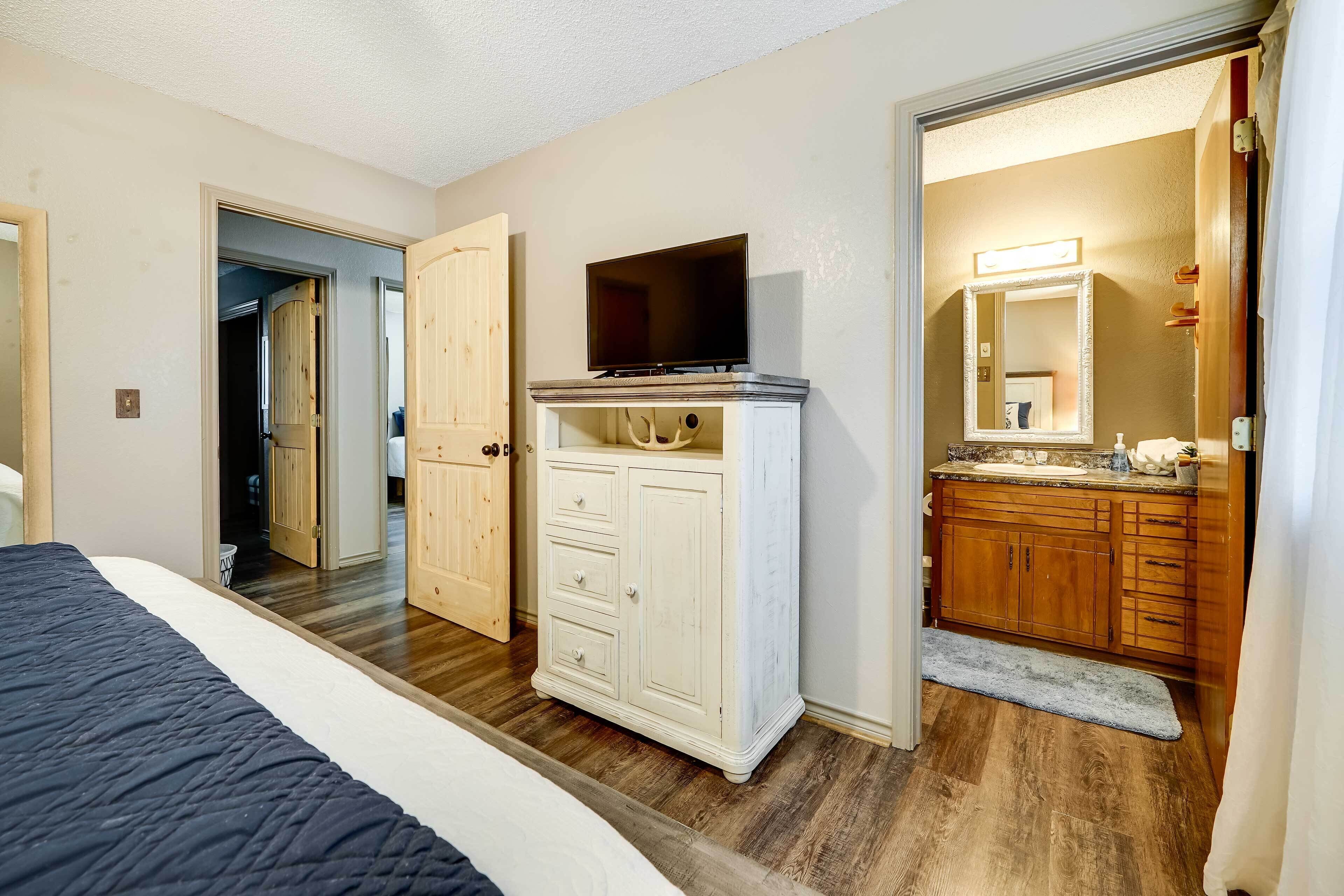 4 bedrooms, laptop workspace, iron/ironing board, bed sheets