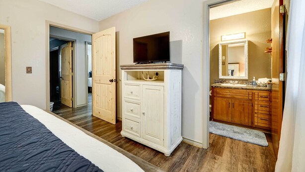 4 habitaciones y espacio para trabajar con laptop 