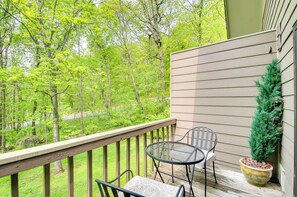 Apartment (1 Bedroom) | Interior - Second-floor Condo w/ Community Pool Access! (Nellysford)