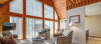 Poconos Cabin on 3 Acres - 5 Mi to Blue Mountain!