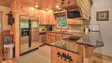 House (3 Bedrooms) | Private kitchen | Microwave, oven, stovetop, dishwasher