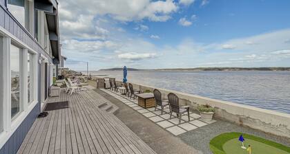 Beachfront Whidbey Island Home + Apartment!