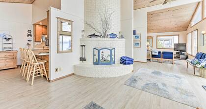 Beachfront Whidbey Island Home + Apartment!