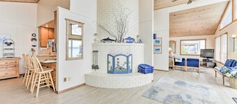 Beachfront Whidbey Island Home + Apartment!