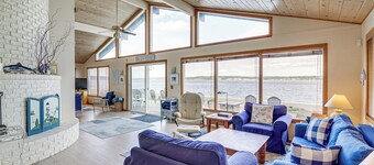 Beachfront Whidbey Island Home + Apartment!