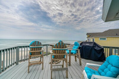 Grand Seaside Escape w/ Direct Beach Access!