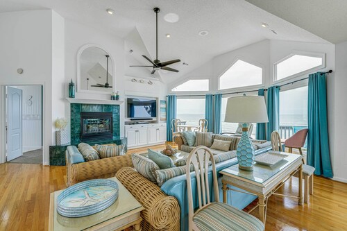 Grand Seaside Escape w/ Direct Beach Access!