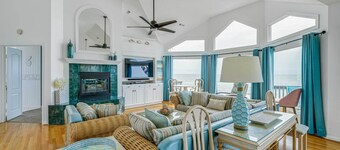 Grand Seaside Escape w/ Direct Beach Access!