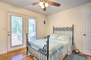 House (3 Bedrooms) | Interior - Charming Hampton Bays Home 5 Mi to Coopers Beach (Hampton Bays)